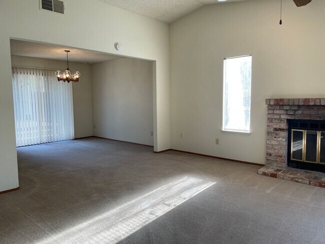 Building Photo - 3 Bedroom 2 Bathroom in Pocket