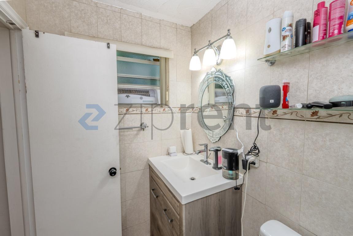 Building Photo - Unit