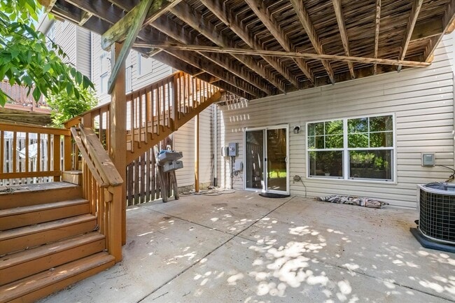 Building Photo - 3-Level Townhome in Woodstream!