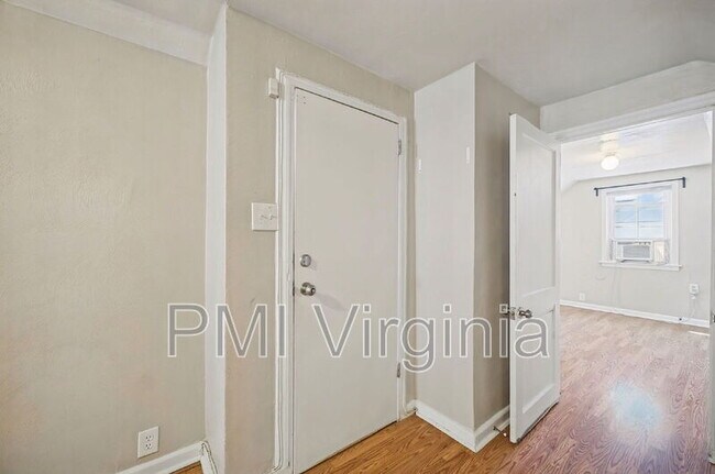 Building Photo - 3841 Chatham Cir
