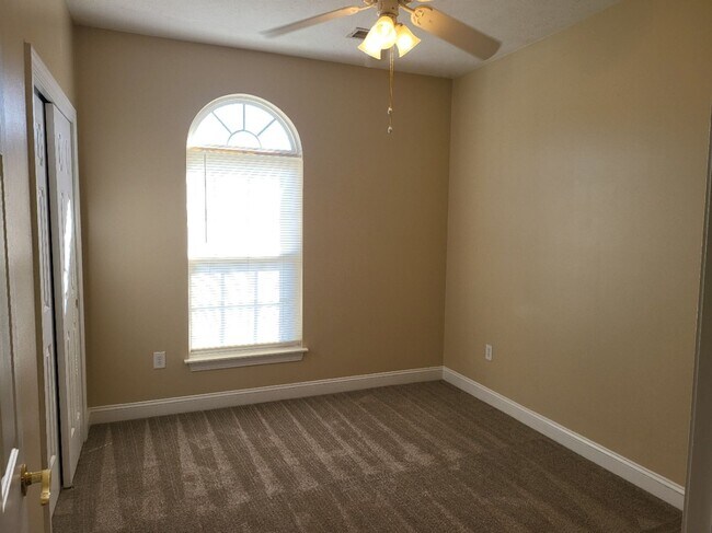 Building Photo - 119 Fountain Pointe Ln