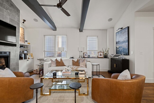 Building Photo - This luxurious townhouse on Cherry St.