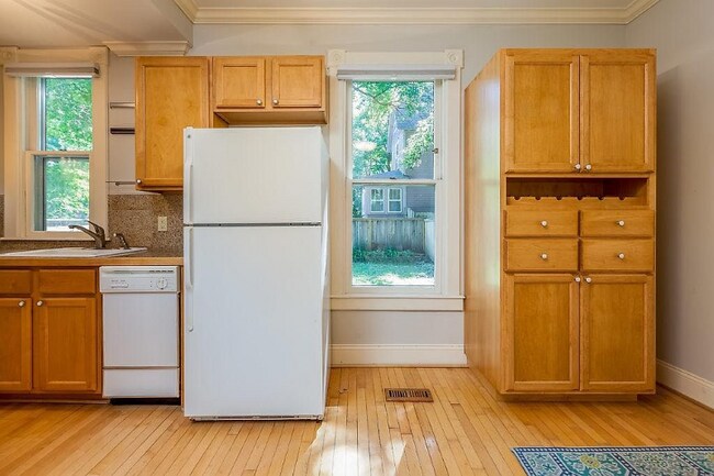 Building Photo - 238 Dale St N