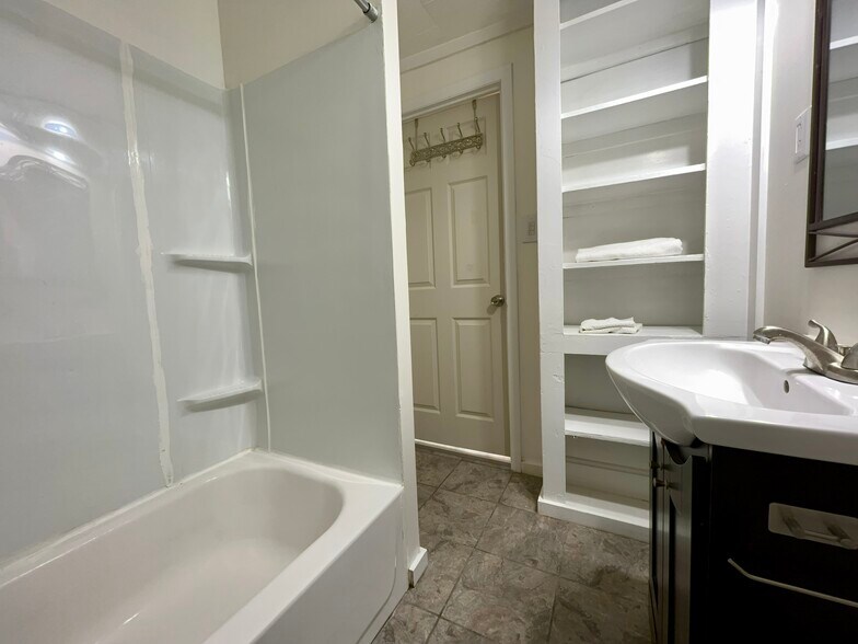 Building Photo - 108 Karns Ave