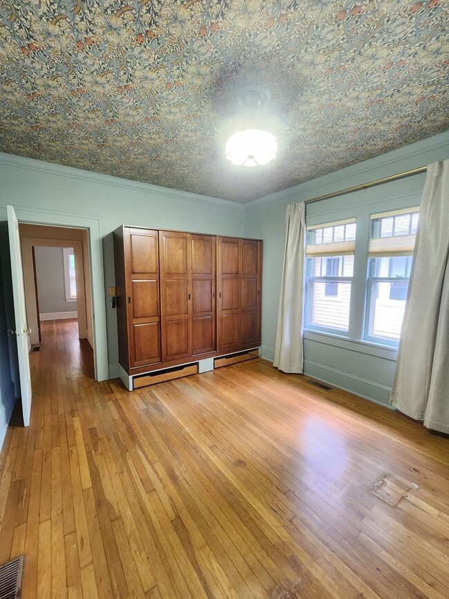 Building Photo - West Asheville Bungalow