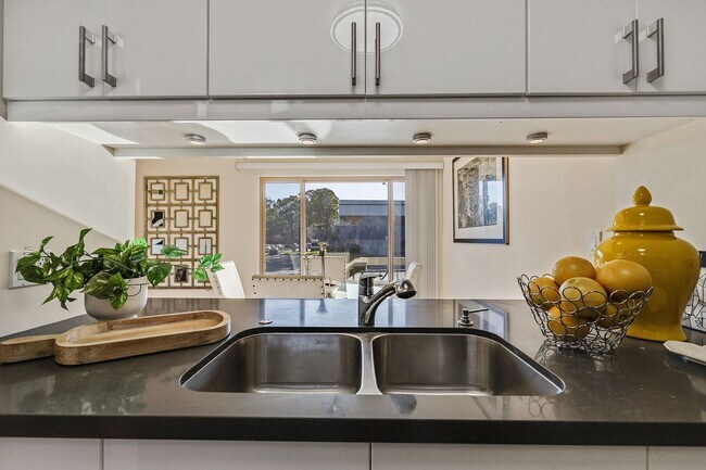 Building Photo - Bright and modern one bedroom one bathroom...