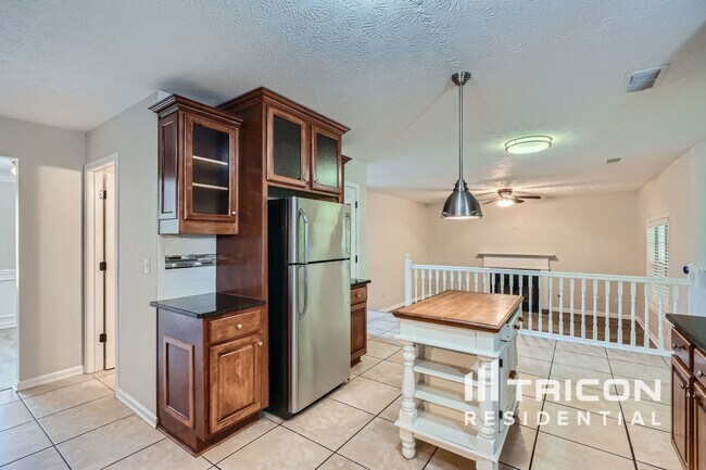 Building Photo - 713 Forestglen Dr
