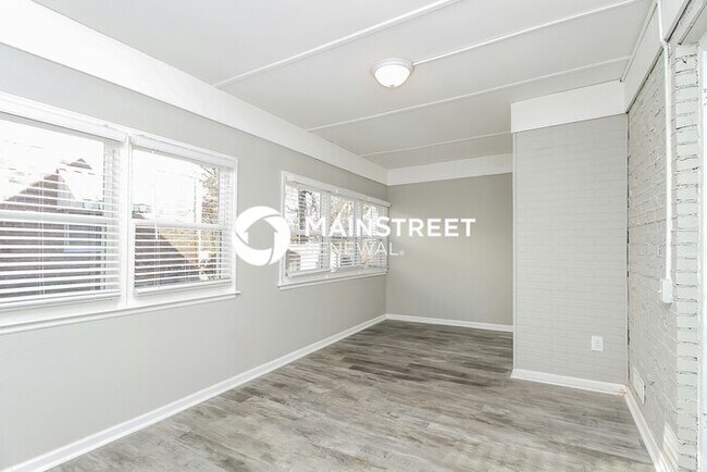 Building Photo - 3 Bedroom Pet-Friendly Home in Kansas City, MO with Main Street Renewal