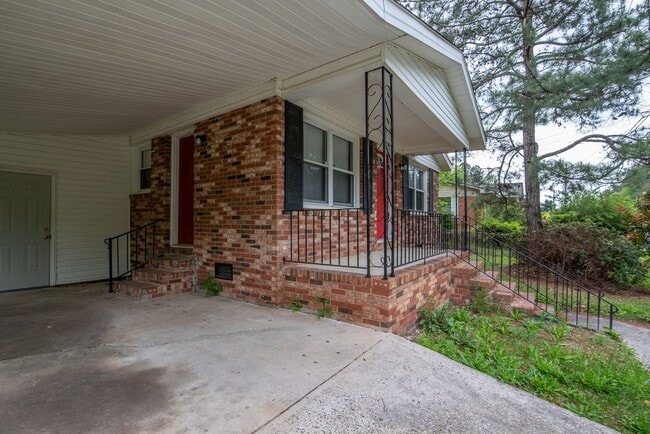 Building Photo - 3 bed/1.5 bath single-family home, with energy-efficient windows. Section 8 welcome!
