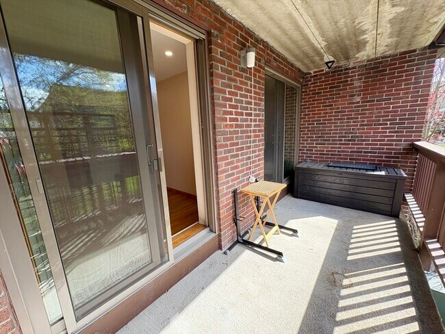 Building Photo - 140 Kenrick St