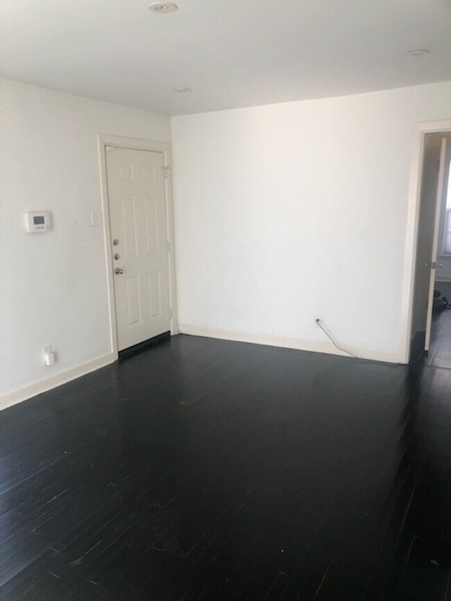 Building Photo - Updated 2/1 Ready For Move In!