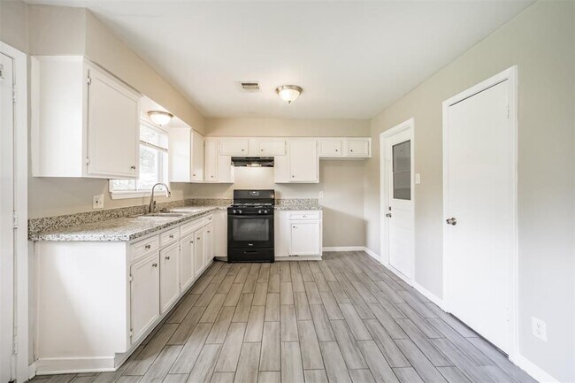 Building Photo - 1306 Glencrest Dr
