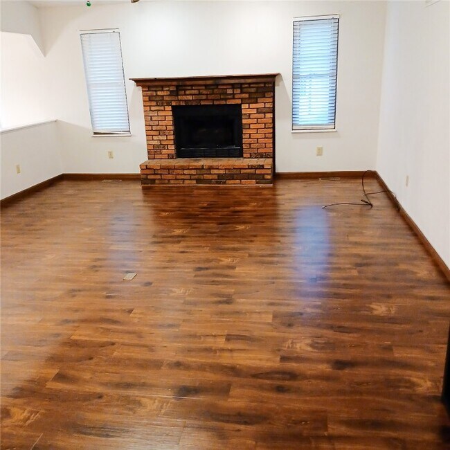 Building Photo - 14 Twin Oaks Dr