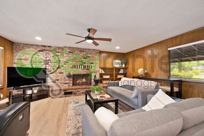 Building Photo - 9635 Oak Leaf Way