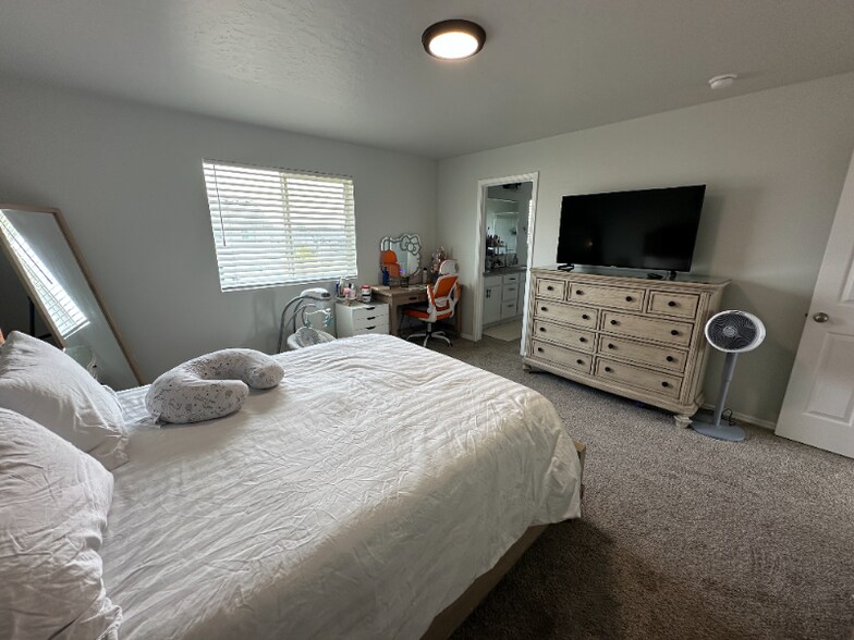 Building Photo - 1860 SW Sharpshinned Ave