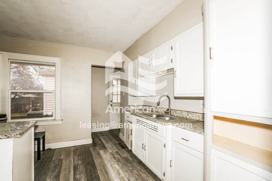 Building Photo - 529 E Victoria St