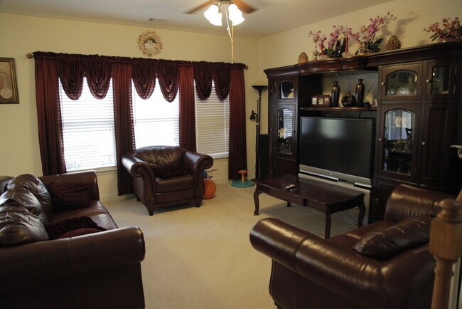 Building Photo - Delightful 3bd/2.5bth home with a private back yard!