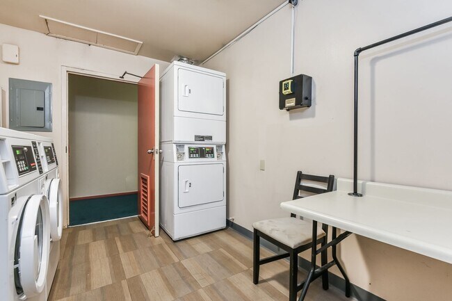 Building Photo - Light And Bright One Bedroom Condo In Oakl...