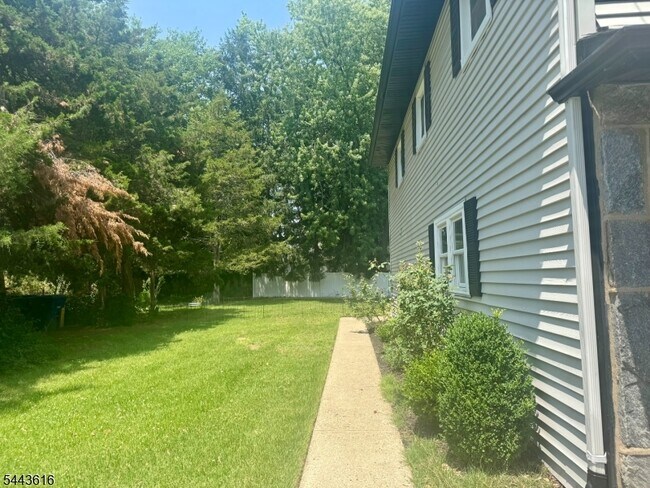 Building Photo - 323 Parry Rd