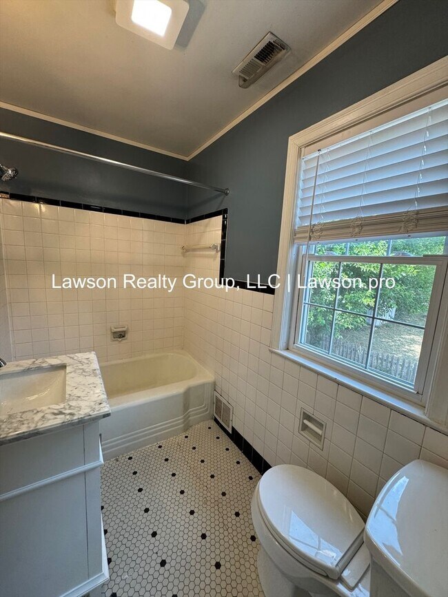 Building Photo - Charming and Updated Home in Raleigh Court with Fenced In Yard, Lawn Care Included!