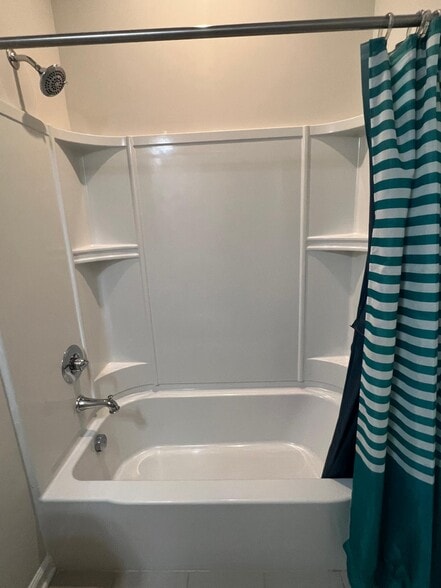 Upper Level Second full Bath - 2010 Hemlock Ln