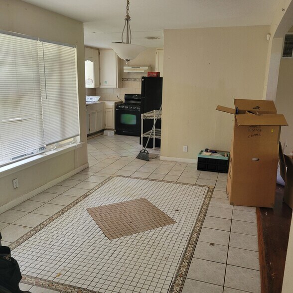 Building Photo - 590 Lively Dr