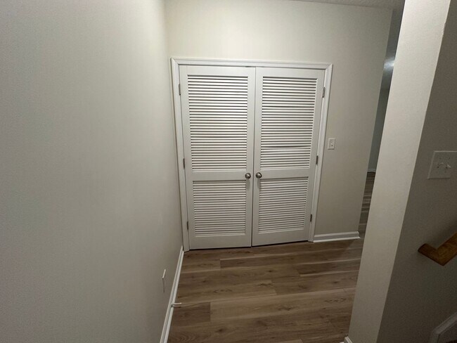 Building Photo - 3-bedroom, 3.5-bathroom nestled in Wyndhurst VA.