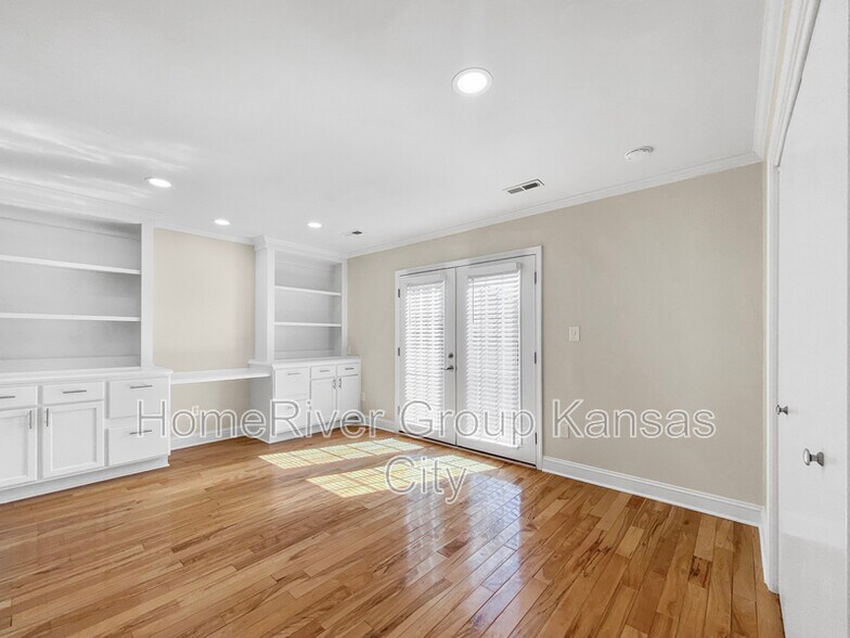 Building Photo - 304 NW 36th St Terrace