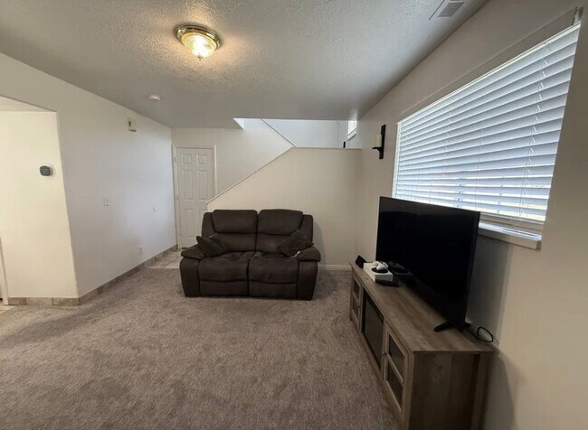 Building Photo - 411 E 400 N