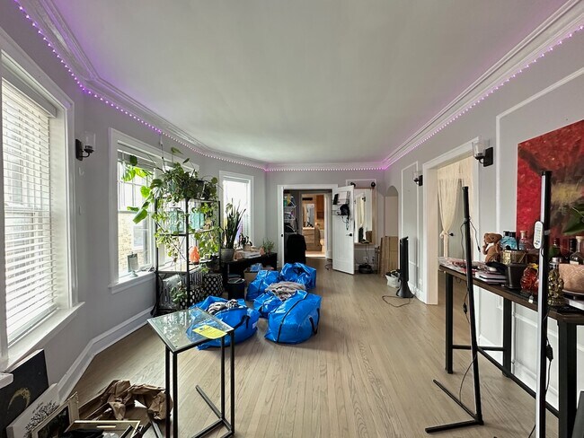 Building Photo - 1352 W Carmen Ave