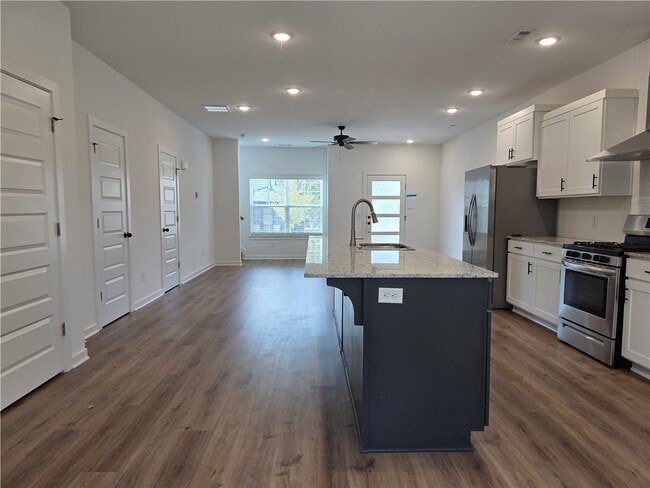Building Photo - 826 N Crater Ave