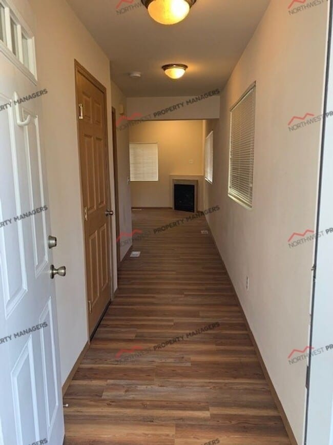 Building Photo - r95