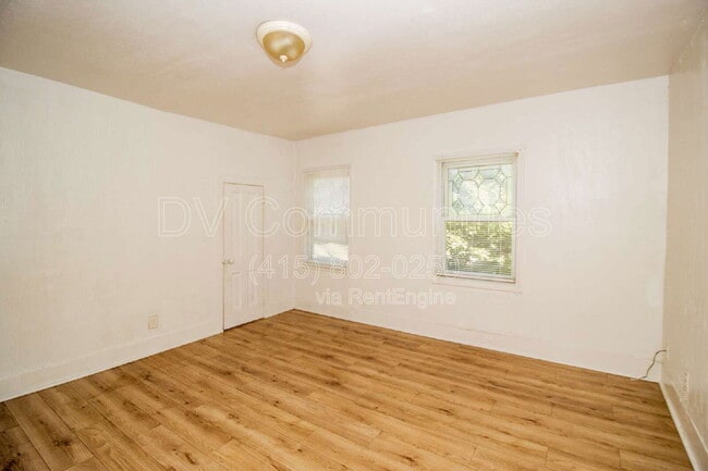 Building Photo - 636 Allyn St