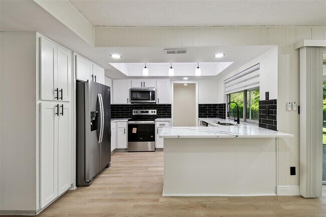 Building Photo - 970 Rolling Hills Dr