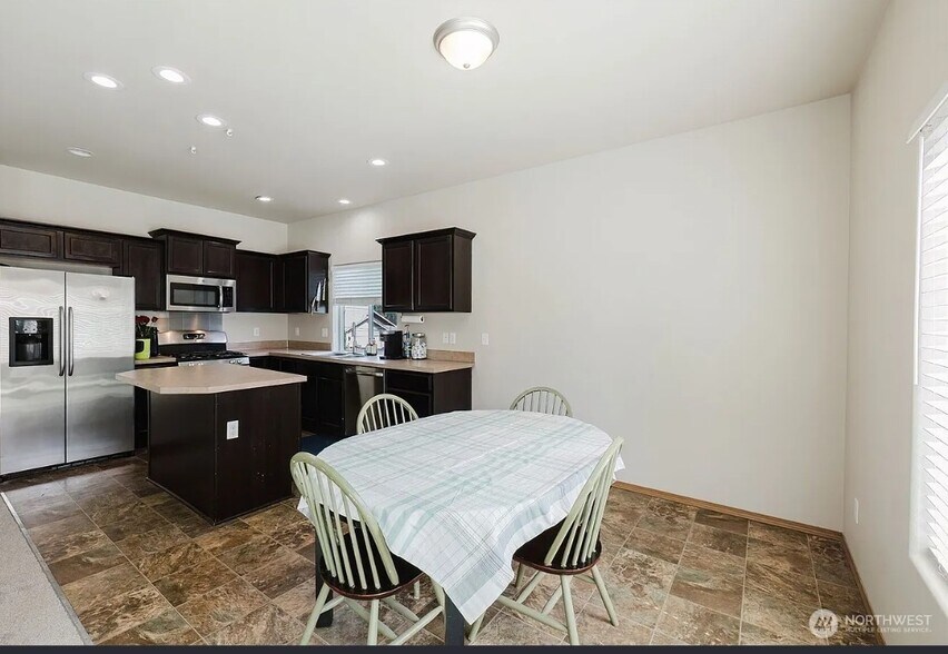 Building Photo - 106 Goldenrod St