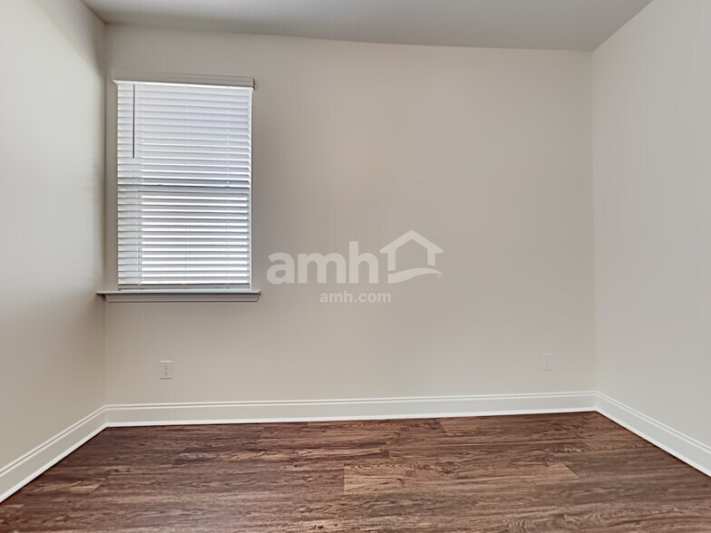 Building Photo - 284 Bering Ln