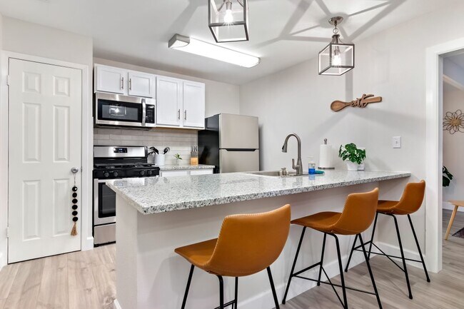 Building Photo - 10904 Putman Farm St