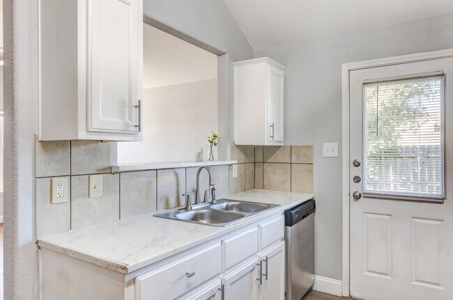 Building Photo - 2930 Saulsbury Dr