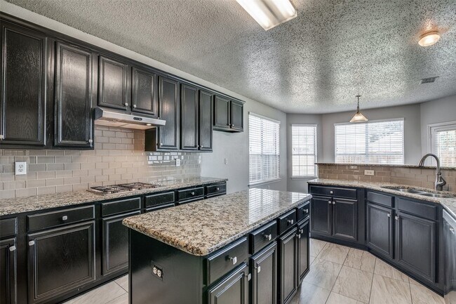 Building Photo - 1520 Eaglepoint Dr