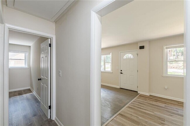 Building Photo - 2372 Jefferson Terrace