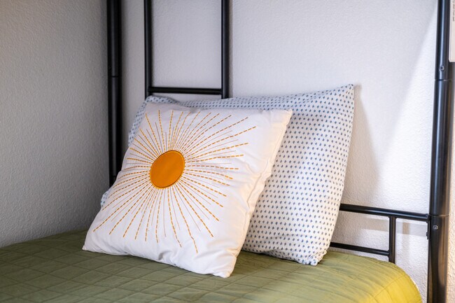 Building Photo - 523 W Vance Dr