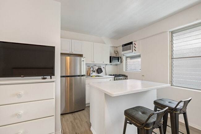 Building Photo - Fully Furnished Studio, 1 Bath. NO parking. Electric water and sewer are included in the rent.