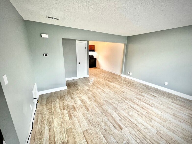 Building Photo - 525 N Betty Jo Dr