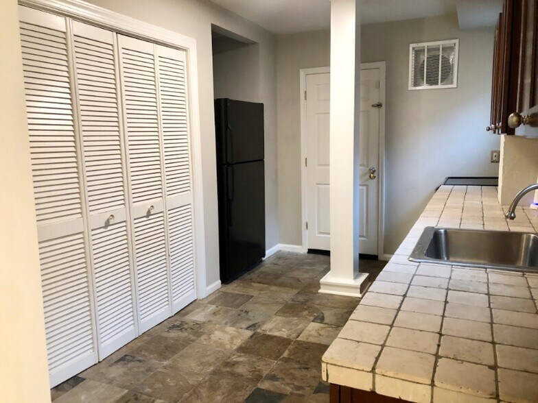 Building Photo - 866 Moreland Ave SE