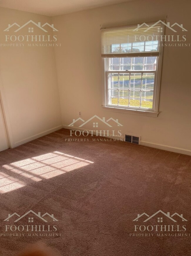 Building Photo - 3-Bedroom Brick Home in Top School Distric...