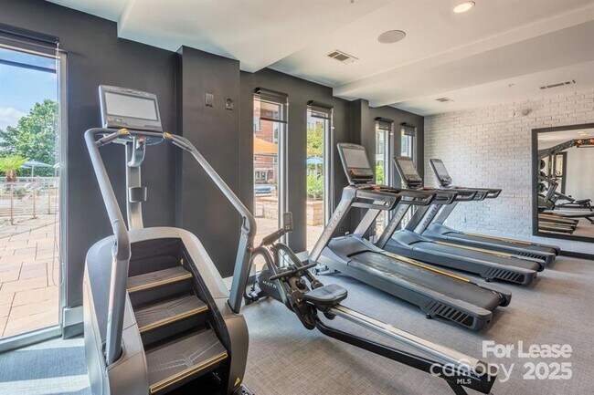 Building Photo - 902 W 4th St