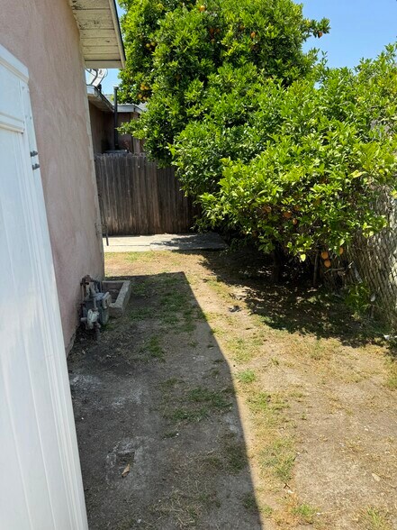Side yard - 2920 S Sycamore Ave