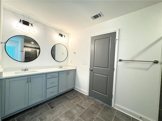 Building Photo - 2955 Vinca Dr