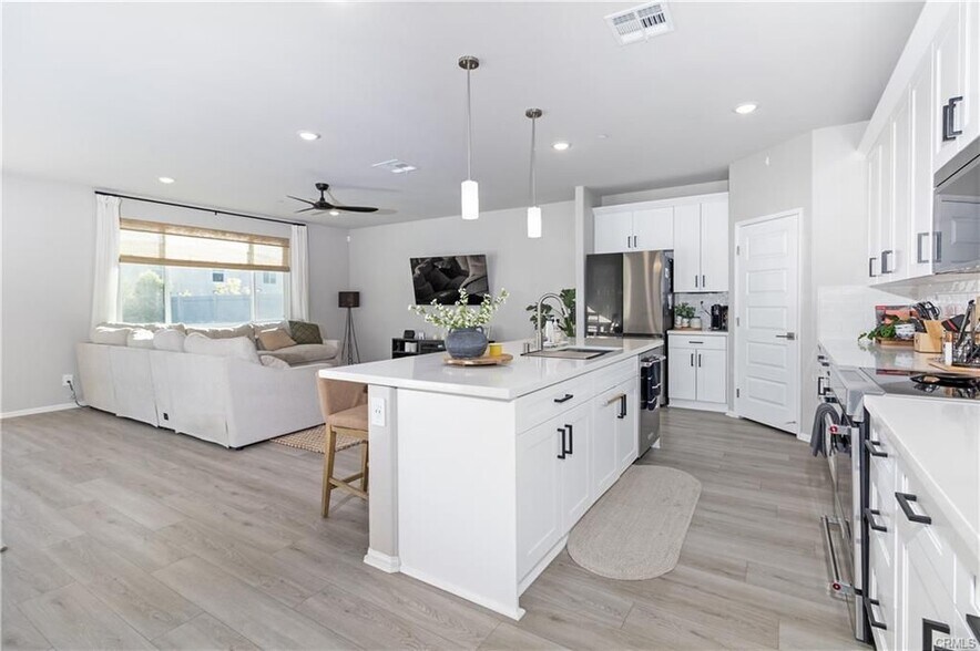 Building Photo - 1001 Pomelo Ave