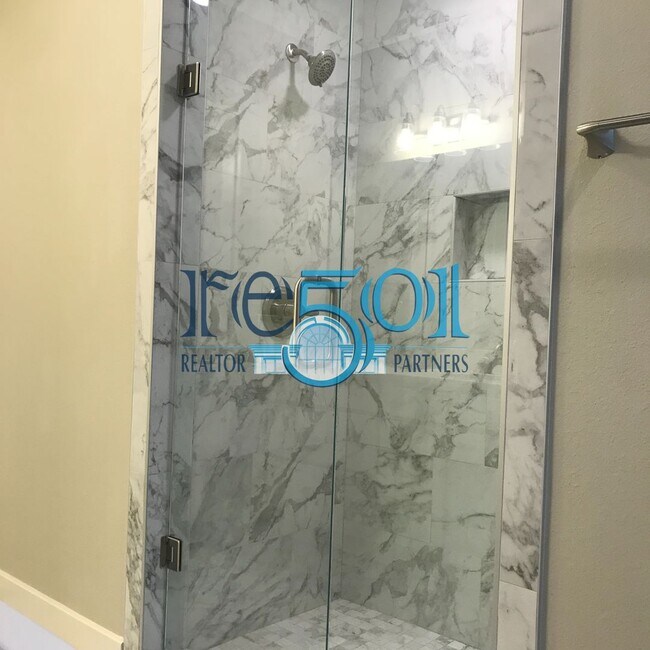 Building Photo - *New Price*  Newly Renovated Immaculate Co...
